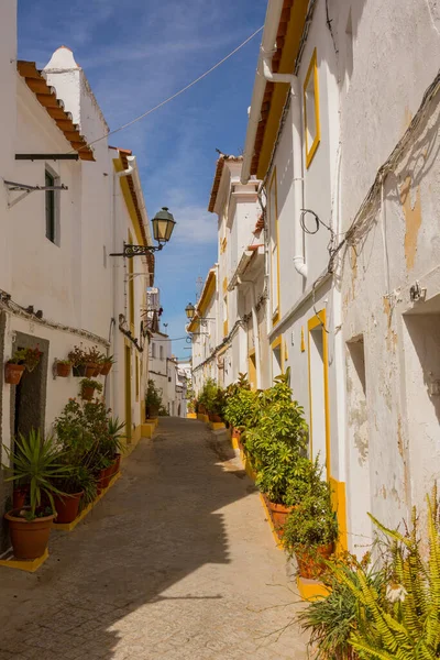 Elvas 'ta eski dar bir sokak. Alentejo, Portekiz.