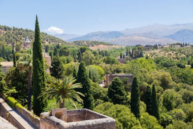 Granada, İspanya: Ünlü çeşmesi ve bahçesiyle The Generalife avlusunun genel manzarası. Alhambra de Granada kompleksi