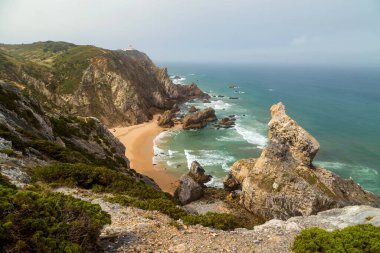Cabo da Roca, Sintra, Lizbon 'daki Praia da Ursa Atlantik Kıyı Kayalık Sahili manzarası. Portekiz