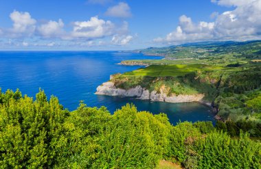 Miradouro de Santa Iria 'dan Azores' deki So Miguel adasının manzarası. 