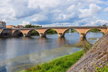 Fransa 'nın Bergerac kentindeki Dordogne nehri üzerinde eski bir köprü.