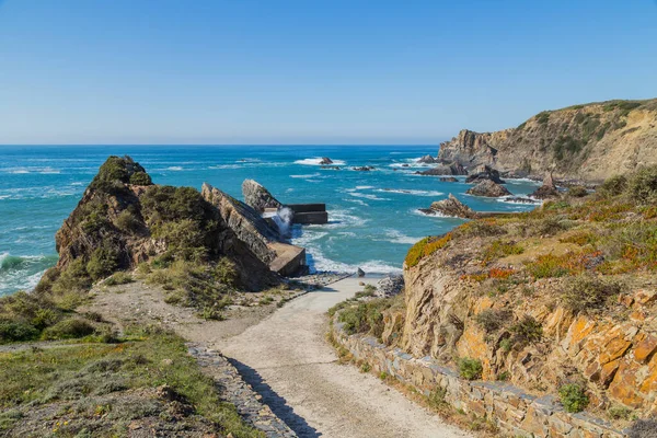 대서양 암석으로 뒤덮인 알가르브 포르투갈의 코스타 비센티나 — 스톡 사진