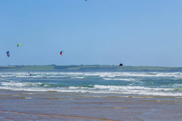 Irlanda Vista Playa Con Atletas Kitesurf Los Kitesurfistas Corren Alta — Foto de Stock