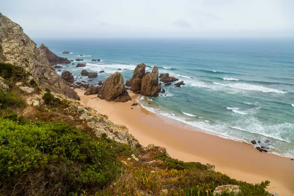 Cabo da Roca, Sintra, Lizbon 'daki Praia da Ursa Atlantik Kıyı Kayalık Sahili manzarası. Portekiz