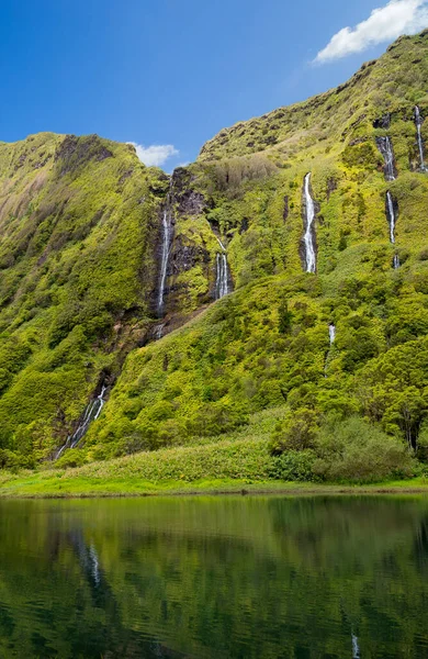 Poco Ribeira güzel yansıması Azores Flores adasında Ferreiro şelaleler yapmak.