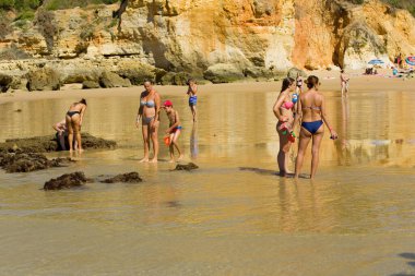 Albufeira 'daki ünlü Olhos de Agua plajındaki insanlar. Bu plaj Algarve 'nin ünlü turistik bölgesinin bir parçasıdır..