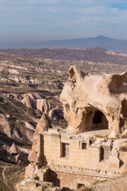 Mağaraya oyulmuş ev manzarası. Eski bir mağara evinin kalıntıları. Tarihi kaya konutları. Kapadokya, Türkiye.