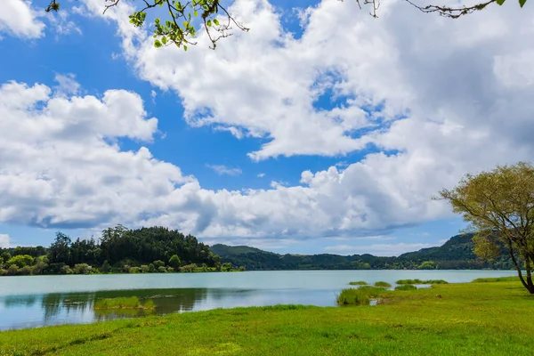 ポルトガルのアゾレス諸島 サンミゲル島のファナス湖の風景 緑豊かな木々と火山噴火口の湖の魅惑的で静かなシーン — ストック写真