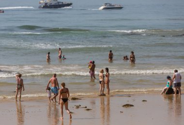 Albufeira 'daki ünlü Olhos de Agua plajındaki insanlar. Bu plaj Algarve 'nin ünlü turistik bölgesinin bir parçasıdır..