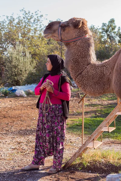 Goreme Turquie Femme Avec Chameau Dans Ferme Nevsehir Turquie — Photo