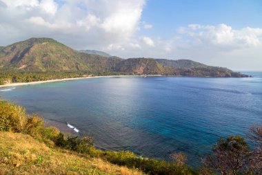 Senggigi sahilinin güzel manzarası, Lombok adası, kristal mavi suları ve Endonezya 'nın manzaralı seyahat plajı. 