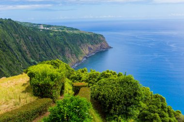 Azores Sao Miguel adasının kuzeydoğusunda. Ponta bakış açısı Sossego yapmak. Portekiz'in önemli bir tatil beldesinde şaşırtıcı ilgi noktası.