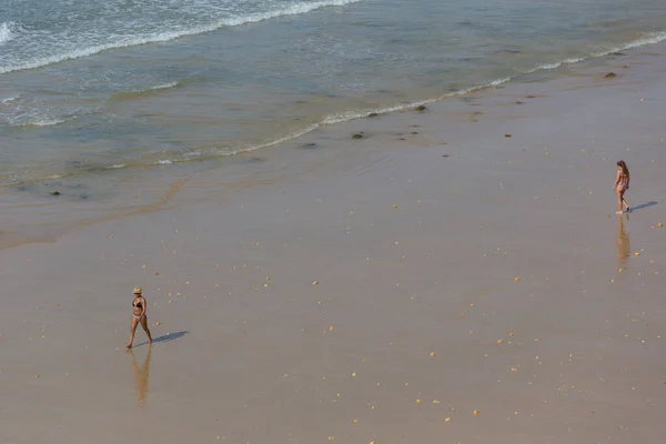 Albufeira ポルトガル アルブフェイラのオルホス アグアの有名なビーチの人々 このビーチはアルガルヴェの有名な観光地の一部です — ストック写真