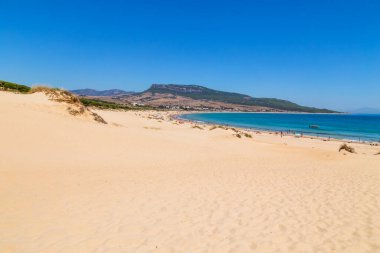 Tarifa, İspanya - Playa de Bolonia Plajı 'na yürüyen turistler, Tarifa, Cadiz' in bozulmamış beyaz kumsalı. Endülüs, İspanya.