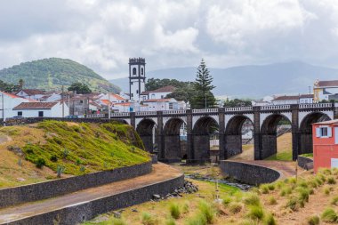 Ribeira Grande kasabasındaki köprü ve kilise kulesi, Sao Miguel Adası, Azores, Portekiz.