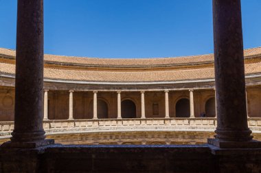 Granada İspanya: Granada, Alhambra 'daki V. Charles Sarayı' nda (Palacio de Carlos V) avlu. Endülüs. İspanya