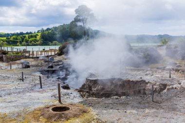 Portekiz 'in Azores kentindeki küçük Furnas kasabasında Caldeira Grande' den kaynar su ve sıcak buhar sızıntısı