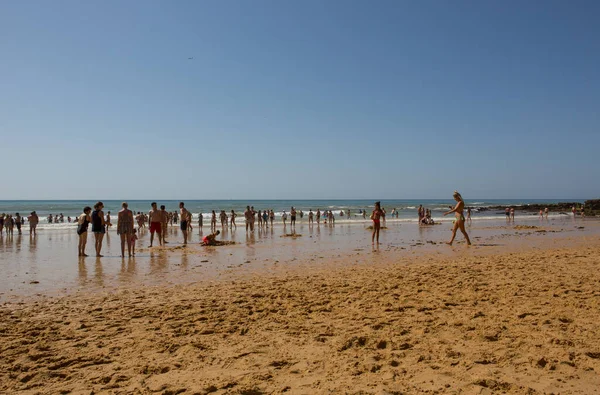 Albufeira Portugal Menschen Berühmten Strand Von Olhos Agua Albufeira Dieser — Stockfoto