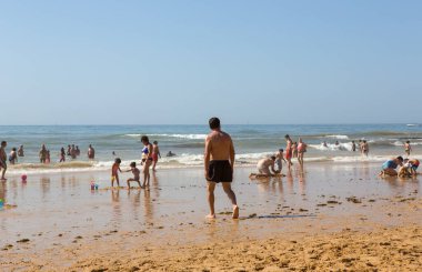 Albufeira 'daki ünlü Olhos de Agua plajındaki insanlar. Bu plaj Algarve 'nin ünlü turistik bölgesinin bir parçasıdır..