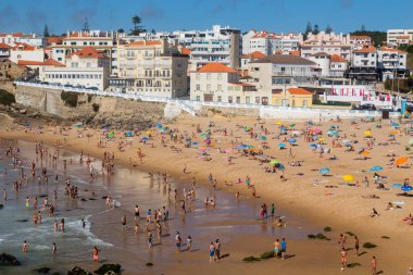 Colares, Portekiz: Portekiz 'in Colares şehrinde bir yaz gününde Praia das Macas (Apple Beach).