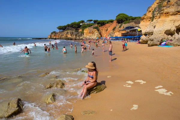 Albufeira Portugal Pessoas Famosa Praia Olhos Água Albufeira Esta Praia — Fotografia de Stock