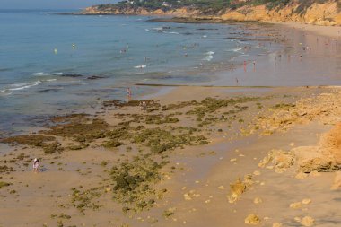 Albufeira 'daki ünlü Olhos de Agua plajındaki insanlar. Bu plaj Algarve 'nin ünlü turistik bölgesinin bir parçasıdır..