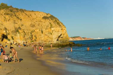 Albufeira 'daki ünlü Olhos de Agua plajındaki insanlar. Bu plaj Algarve 'nin ünlü turistik bölgesinin bir parçasıdır..