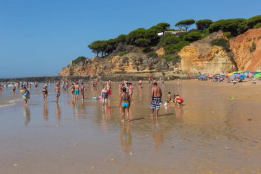 Albufeira 'daki ünlü Olhos de Agua plajındaki insanlar. Bu plaj Algarve 'nin ünlü turistik bölgesinin bir parçasıdır..