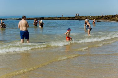 Albufeira 'daki ünlü Olhos de Agua plajındaki insanlar. Bu plaj Algarve 'nin ünlü turistik bölgesinin bir parçasıdır..