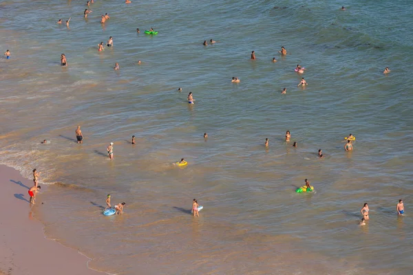 Albufeira Portugal Mensen Aan Het Beroemde Strand Van Praia Felesia — Stockfoto