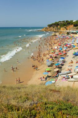 Albufeira 'daki ünlü Olhos de Agua plajındaki insanlar. Bu plaj Algarve 'nin ünlü turistik bölgesinin bir parçasıdır..