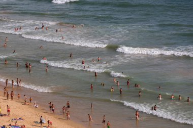 Albufeira 'daki ünlü Olhos de Agua plajındaki insanlar. Bu plaj Algarve 'nin ünlü turistik bölgesinin bir parçasıdır..