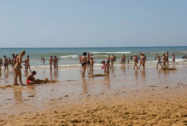 Albufeira Portugalsko Lidé Slavné Pláži Olhos Agua Albufeiře Tato Pláž — Stock fotografie