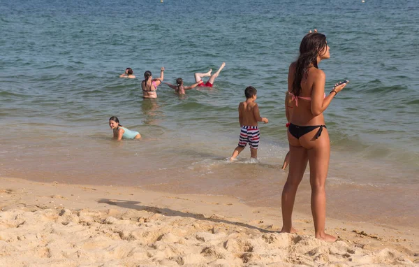Manta Rota ポルトガル アルガルヴェのマンタ ロタの有名なビーチの人々 このビーチはアルガルヴェの有名な観光地の一部です — ストック写真