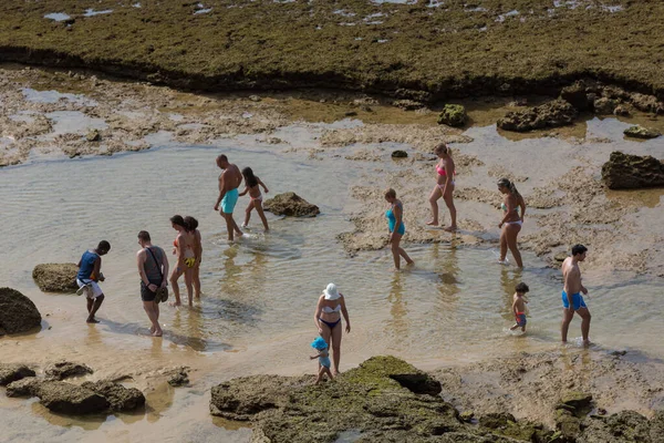 Albufeira Daki Ünlü Olhos Agua Plajındaki Insanlar Plaj Algarve Nin — Stok fotoğraf