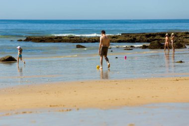 Albufeira 'daki ünlü Olhos de Agua plajındaki insanlar. Bu plaj Algarve 'nin ünlü turistik bölgesinin bir parçasıdır..