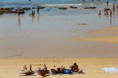Albufeira 'daki ünlü Olhos de Agua plajındaki insanlar. Bu plaj Algarve 'nin ünlü turistik bölgesinin bir parçasıdır..