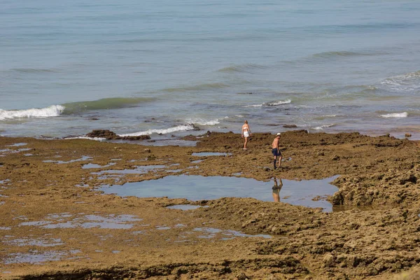 Albufeira ポルトガル アルブフェイラのオルホス アグアの有名なビーチの人々 このビーチはアルガルヴェの有名な観光地の一部です — ストック写真