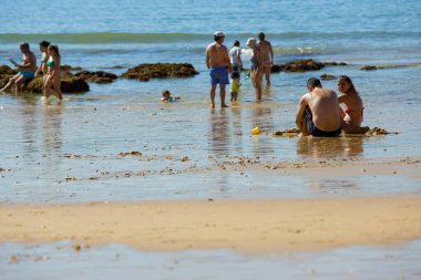 Albufeira 'daki ünlü Olhos de Agua plajındaki insanlar. Bu plaj Algarve 'nin ünlü turistik bölgesinin bir parçasıdır..