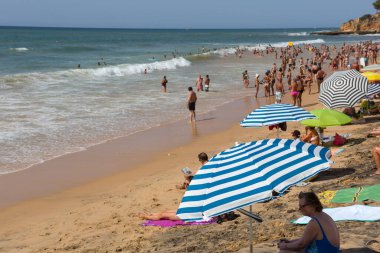 Albufeira 'daki ünlü Olhos de Agua plajındaki insanlar. Bu plaj Algarve 'nin ünlü turistik bölgesinin bir parçasıdır..