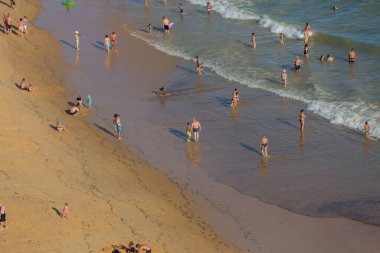 Albufeira 'daki Praia da Felesia' nın ünlü plajındaki insanlar. Bu plaj Algarve 'nin ünlü turistik bölgesinin bir parçasıdır..