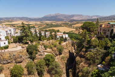 Ronda, İspanya: El Tajo Gorge üzerindeki eski kasaba Ronda ve Puente Nuevo manzarası