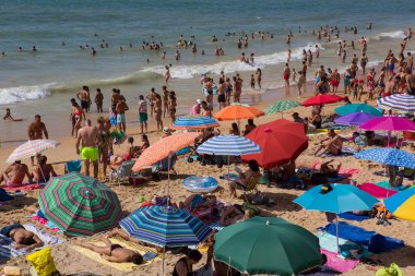 Albufeira 'daki ünlü Olhos de Agua plajındaki insanlar. Bu plaj Algarve 'nin ünlü turistik bölgesinin bir parçasıdır..