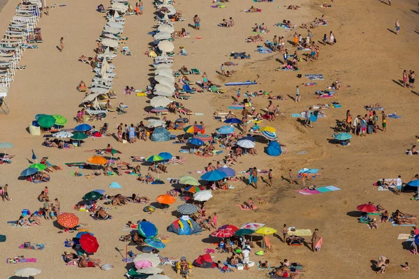 Albufeira 'daki Praia da Felesia' nın ünlü plajındaki insanlar. Bu plaj Algarve 'nin ünlü turistik bölgesinin bir parçasıdır..