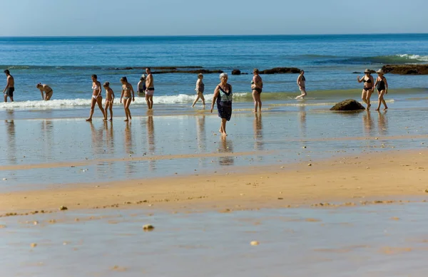 Albufeira Portugal Emberek Híres Strand Olhos Agua Albufeira Strand Része — Stock Fotó