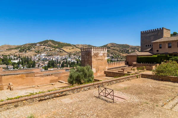 グラナダ スペイン アルハンブラ宮殿のアルカサバ要塞の古代の壁に宮殿 グラナダ — ストック写真