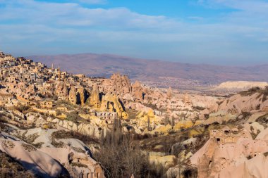 Gece Zelve 'de inanılmaz kayalar var. Kapadokya Dünya Piramitleri. Gorme. Türkiye.