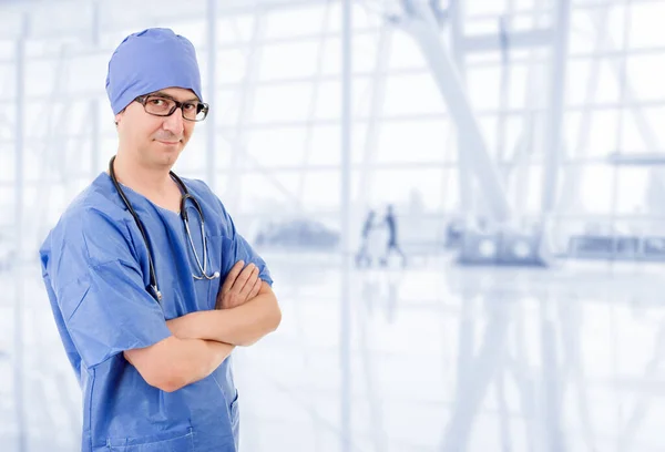 Gelukkige Mannelijke Dokter Het Ziekenhuis — Stockfoto