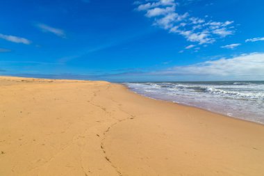 Albufeira 'da boş bir plaj. Bu plaj Algarve 'nin ünlü turistik bölgesinin bir parçasıdır. Portekiz