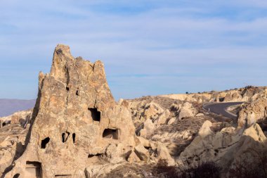 Kapadokya 'daki Rose Valley, Nevsehir, Türkiye. Arka planda mavi gökyüzü olan eşsiz kaya oluşumları